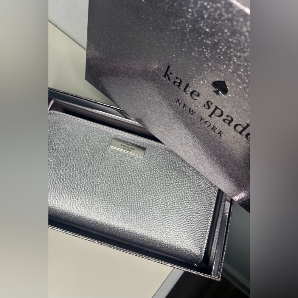 KATE SPADE BRAND NEW IN BOX SILVER KENZIE METALLIC ZIPPER WALLET CLUTCH - Picture 3 of 9